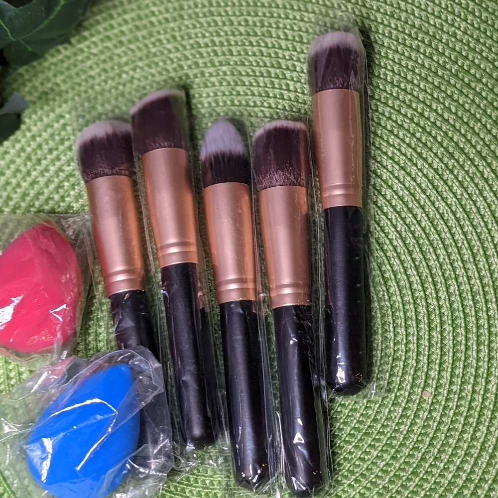 NWOT 5 Makeup Brushes and 2 Sponges